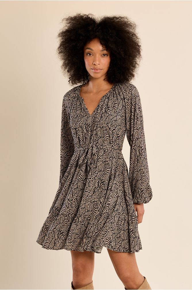 Vestido corto con estampado y volantes