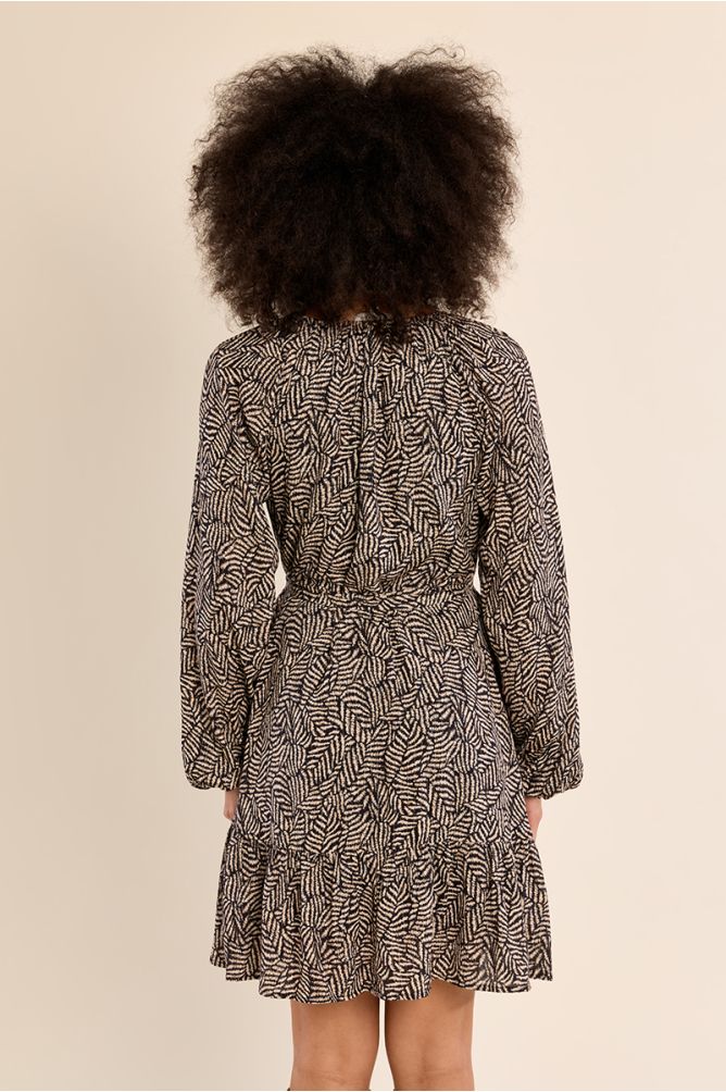 Vestido corto con estampado y volantes