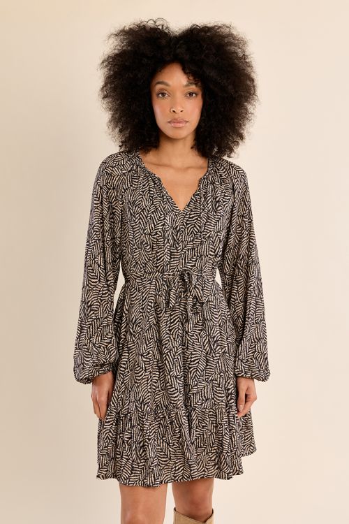Vestido corto con estampado y volantes