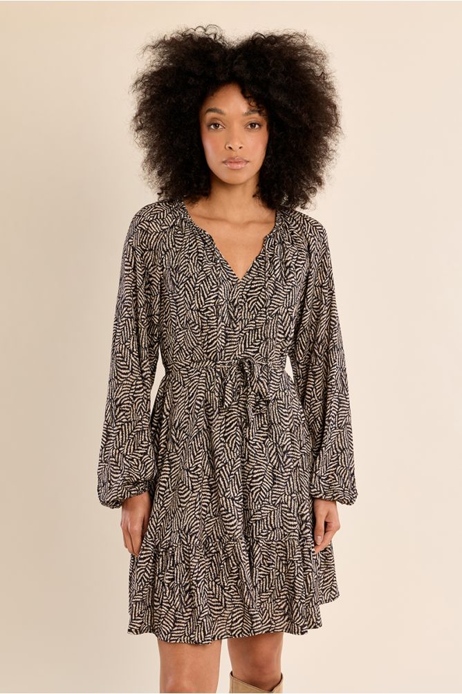 Vestido corto con estampado y volantes