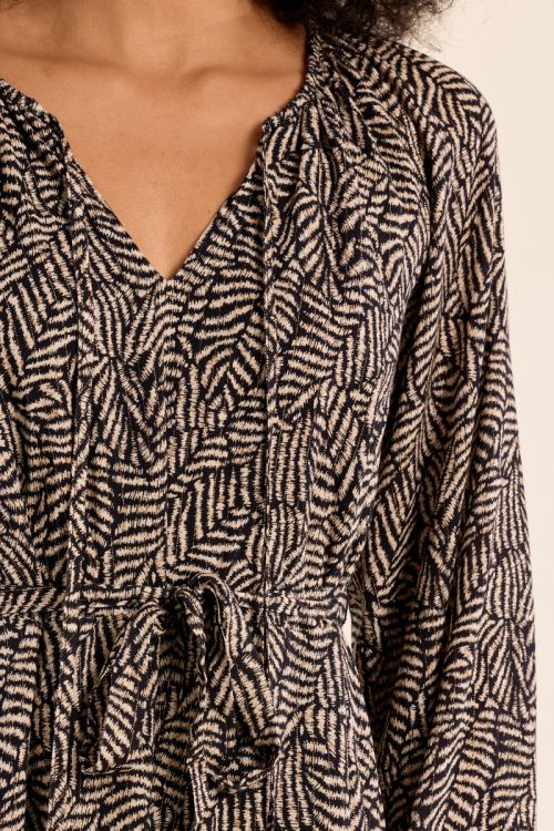 Vestido corto con estampado y volantes
