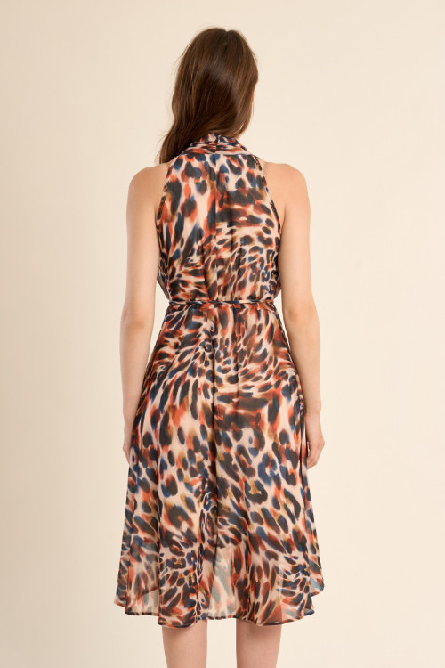 Vestido corto, con escote halter, asimétrico, con estampado.