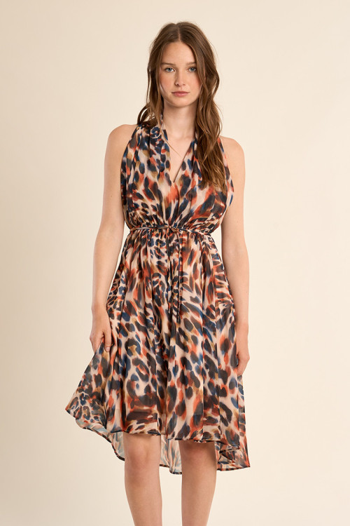Vestido corto, con escote halter, asimétrico, con estampado.