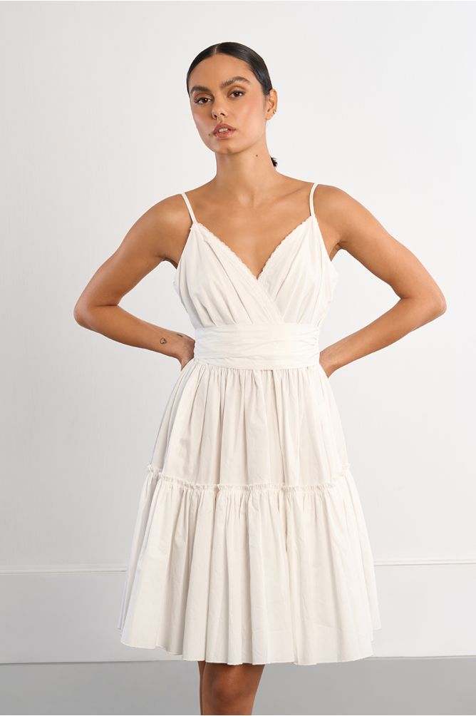 Vestido corto, de tirantes, con volantes.