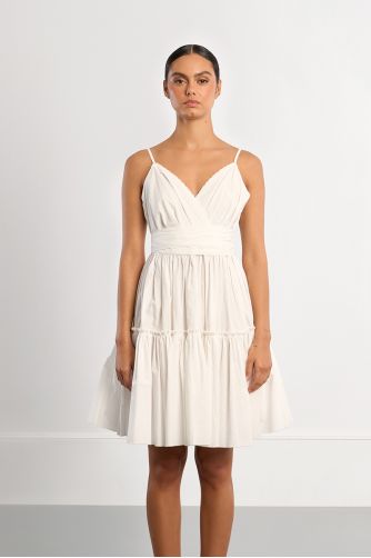 Vestido corto, de tirantes, con volantes.