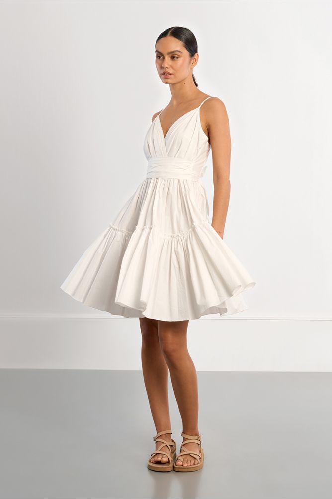 Vestido corto, de tirantes, con volantes.