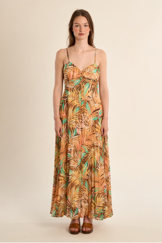 Vestido largo, de tirantes, con estampado.