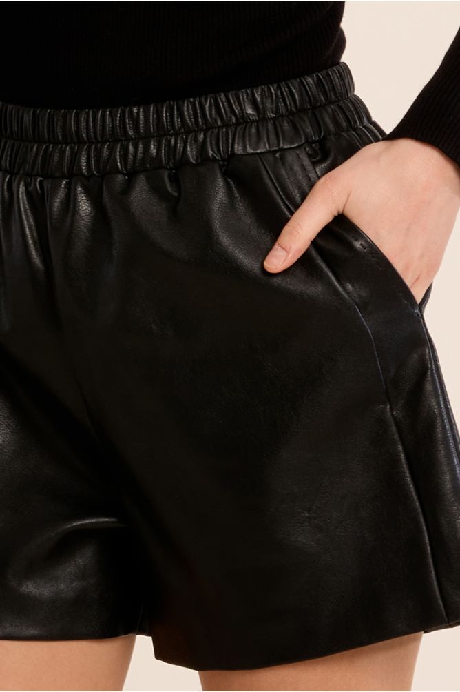 Short taille haute en simili-cuir