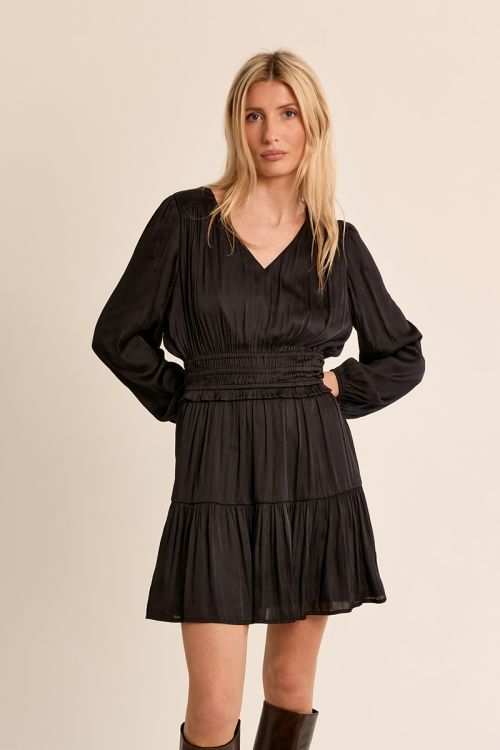 Vestido corto satinado con volantes