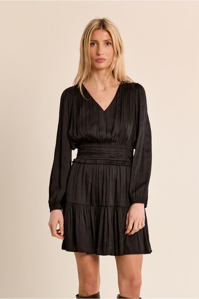 Vestido corto satinado con volantes
