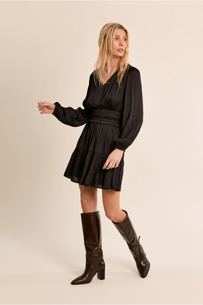 Vestido corto satinado con volantes