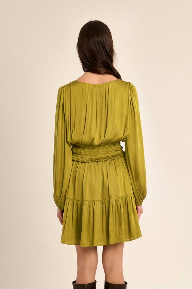 Vestido corto satinado con volantes