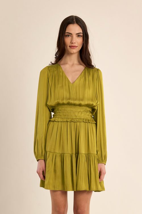 Vestido corto satinado con volantes