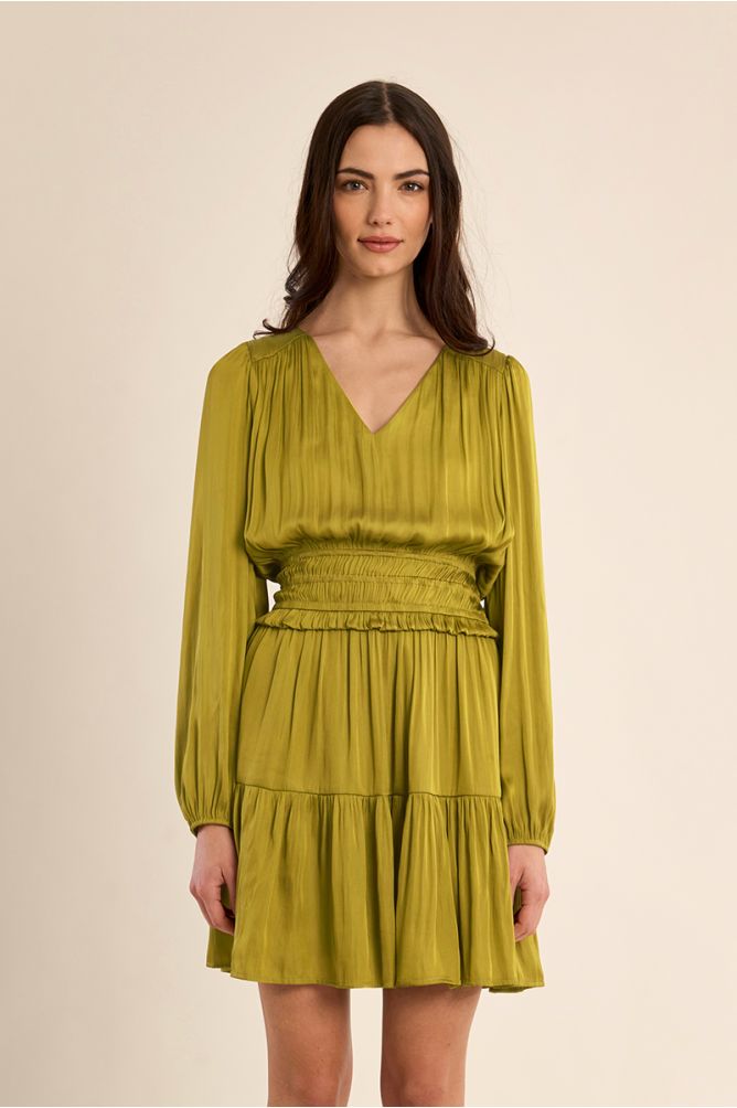 Vestido corto satinado con volantes