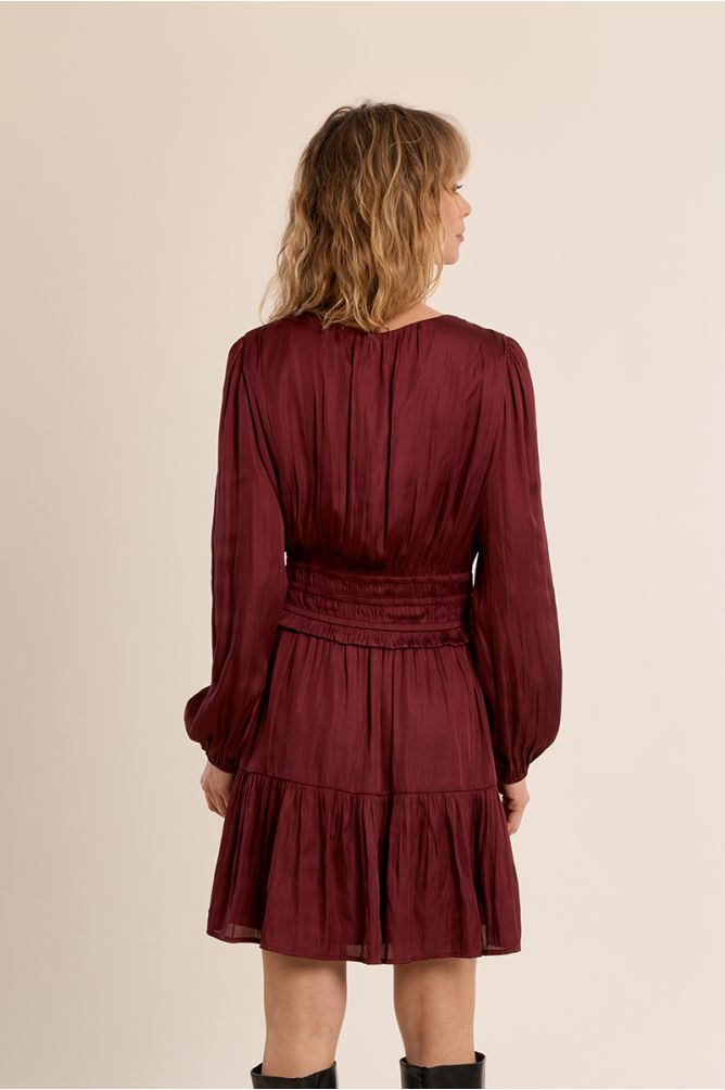 Vestido corto satinado con volantes