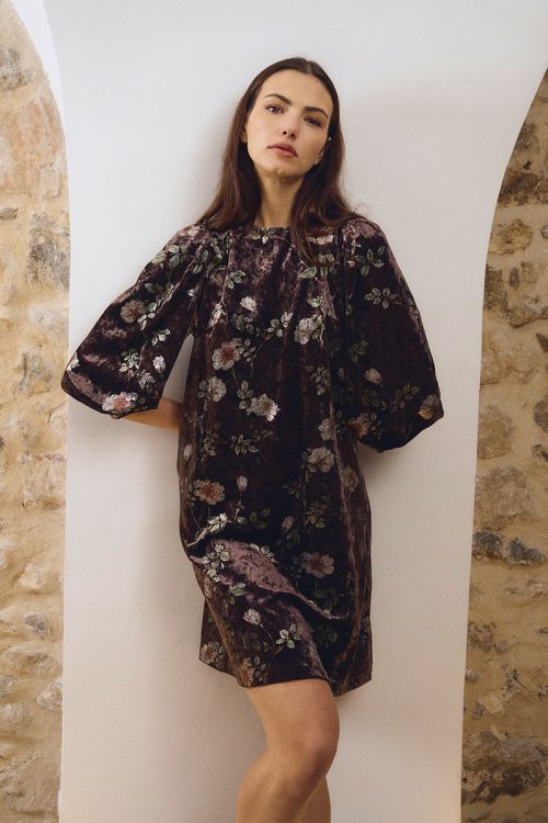 Vestido corto aterciopelado con estampado