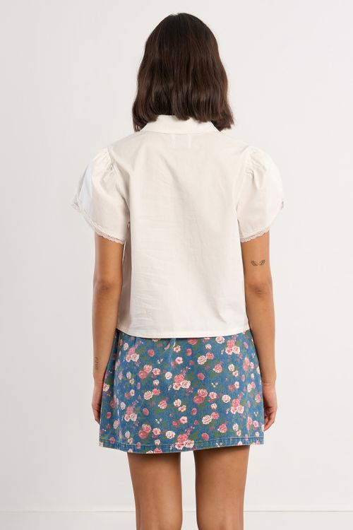 Camisa de mujer de manga corta, abullonada.