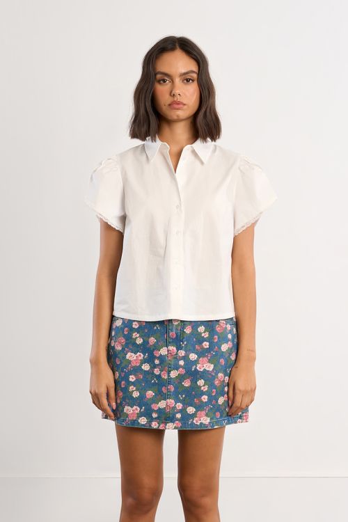 Camisa de mujer de manga corta, abullonada.