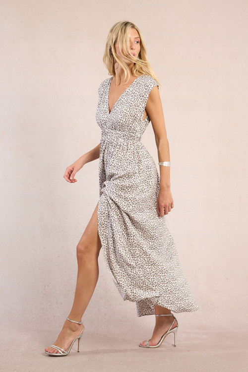 Vestido largo, de manga sisa, con estampado.