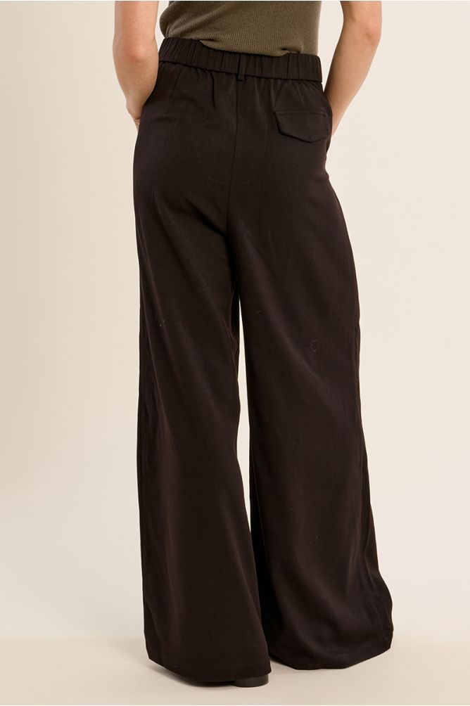 High-waisted pants, wide legs