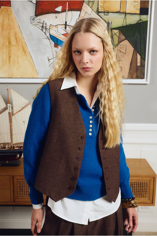Sleeveless blazer with buttons