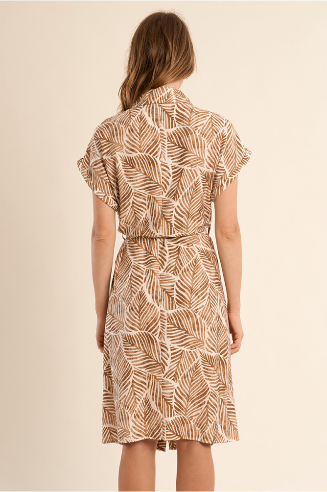 Vestido camisero, de manga corta, con estampado.