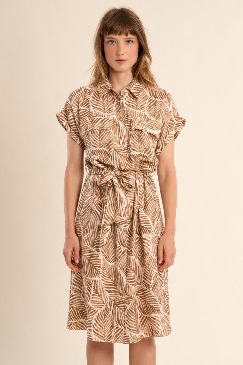 Vestido camisero, de manga corta, con estampado.