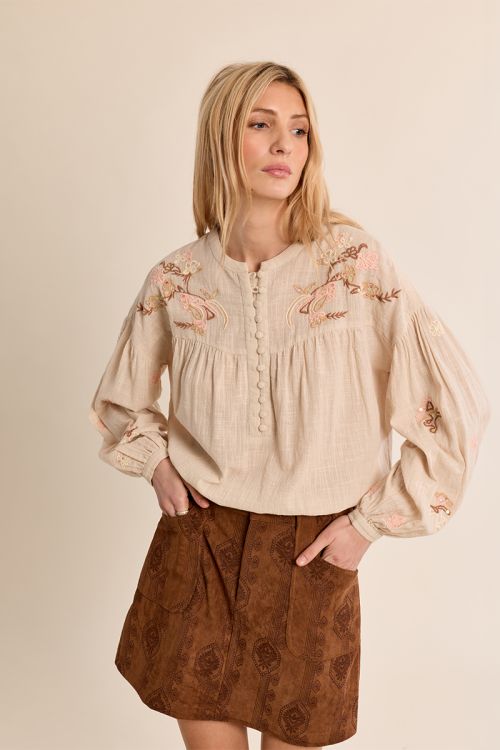 Blusa de manga larga detalles bordados