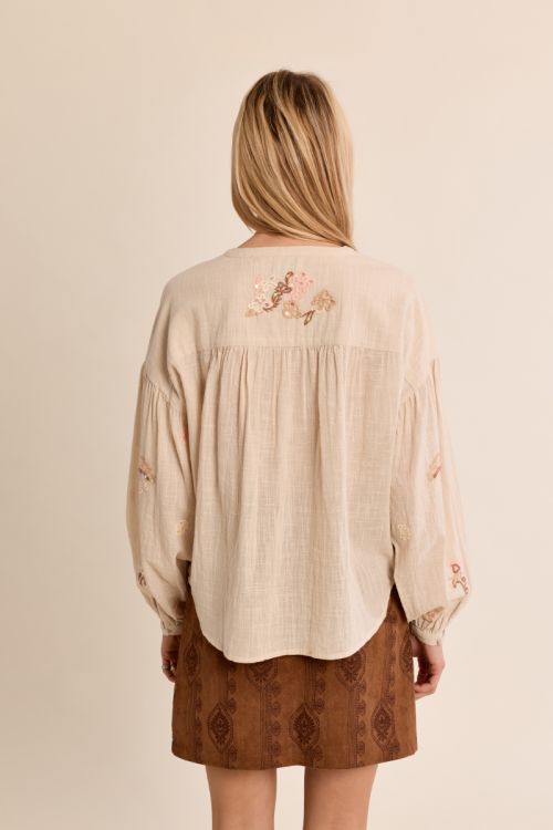 Blusa de manga larga detalles bordados
