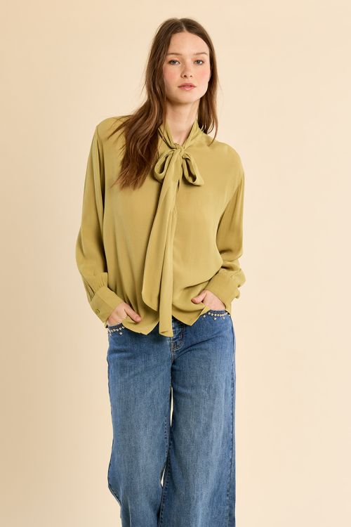 Blouse with collar