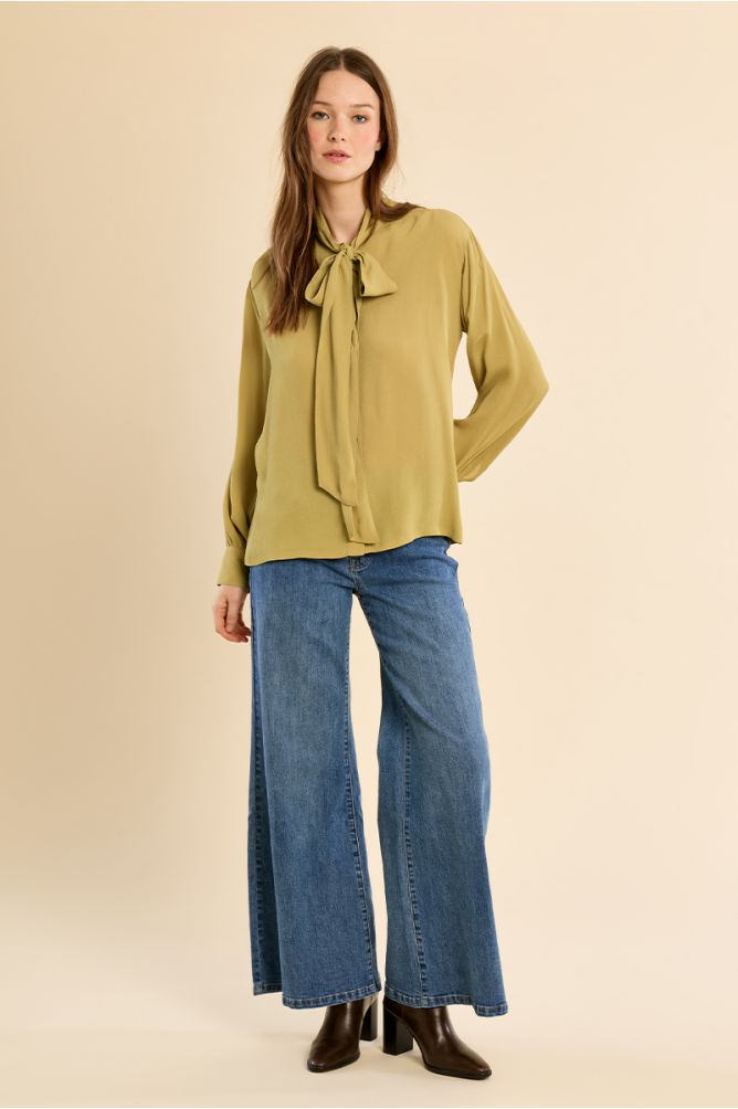 Blouse with collar