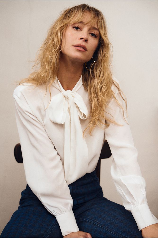 Blouse with collar