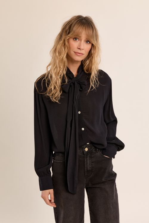 Blouse with collar