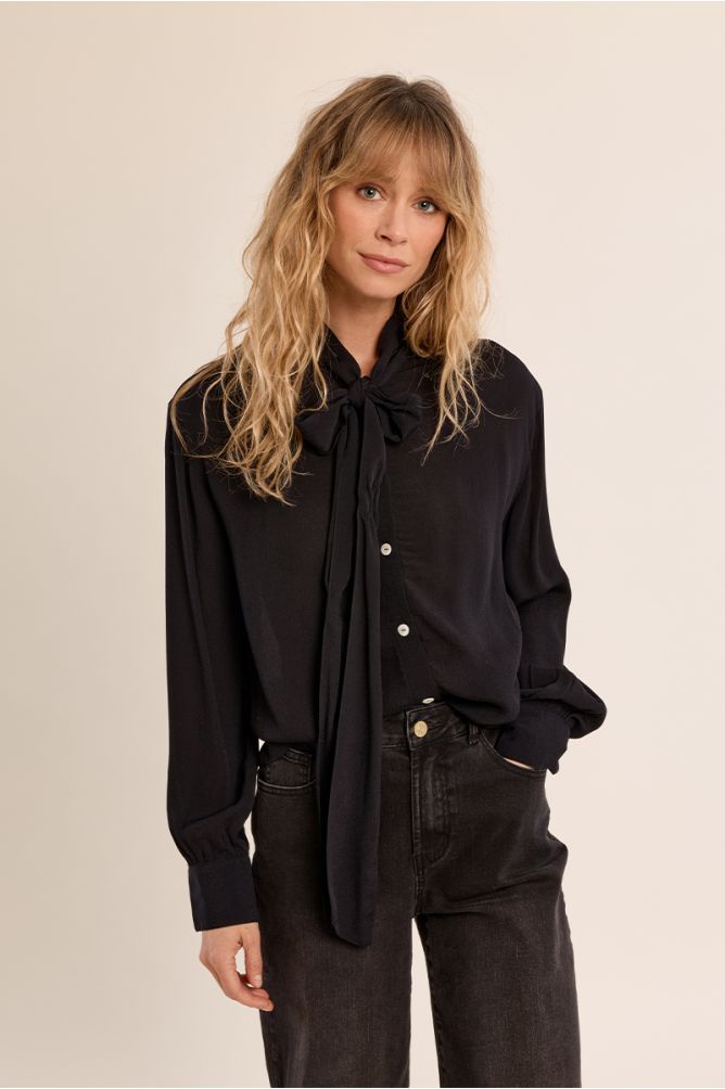 Blouse with collar