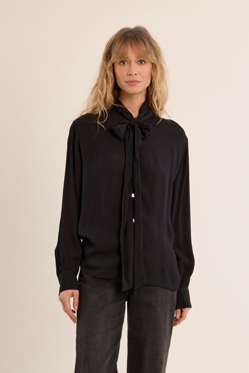 Blouse with collar