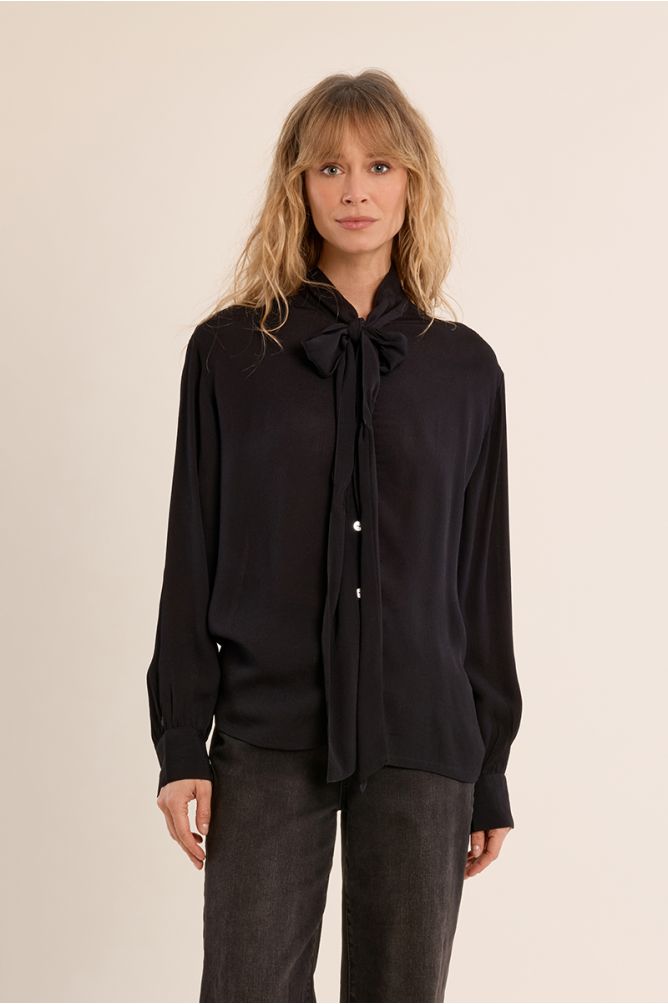 Blouse with collar