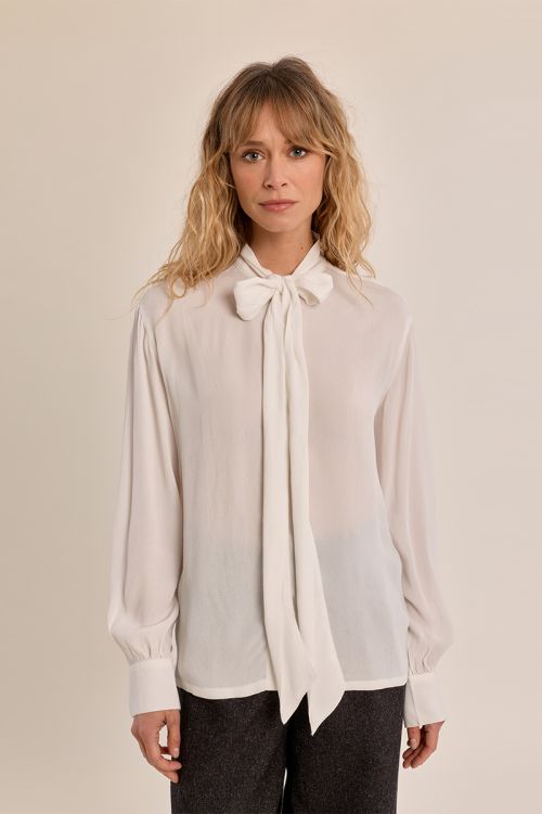 Blouse with collar