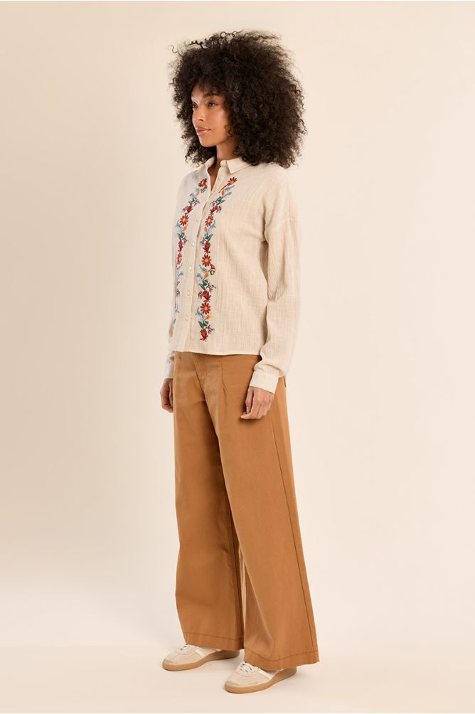 Chemise en coton, broderies florales