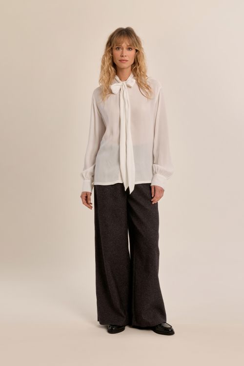 Blouse with collar