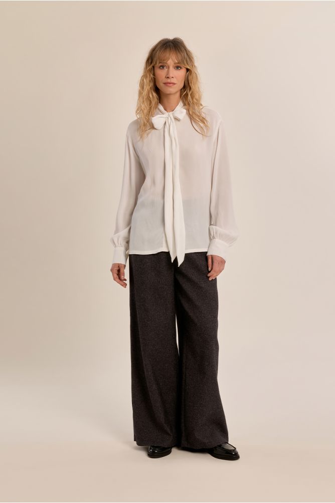 Blouse with collar