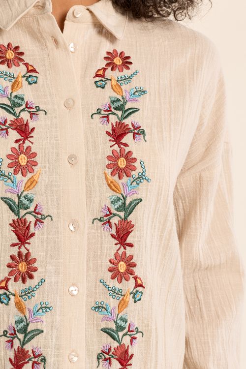 Chemise en coton, broderies florales