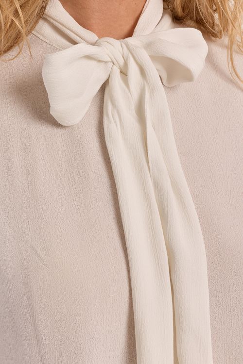 Blouse with collar