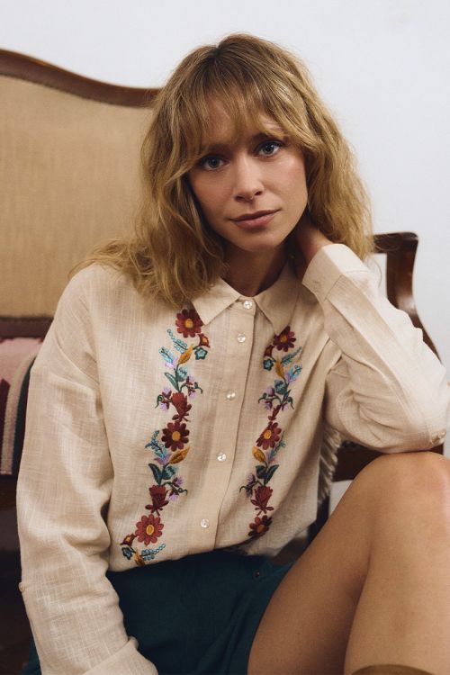 Chemise en coton, broderies florales