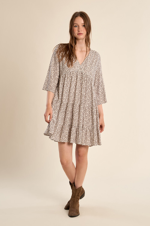 Vestido corto, de media manga, con estampado.