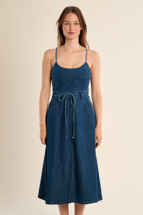 Vestido vaquero, midi, de tirantes.