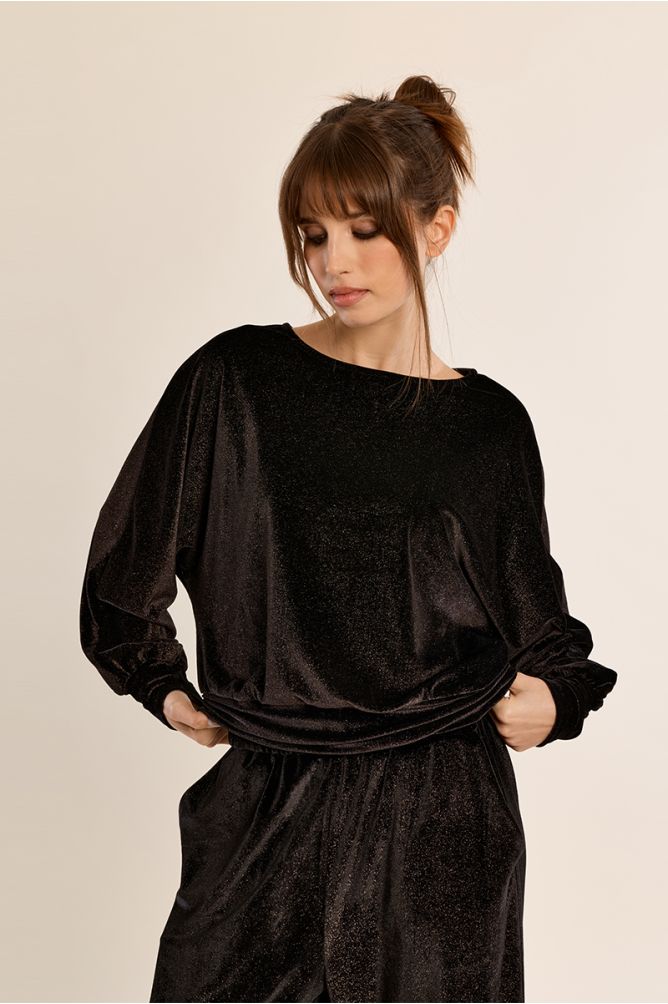Long-sleeved top, open at the back