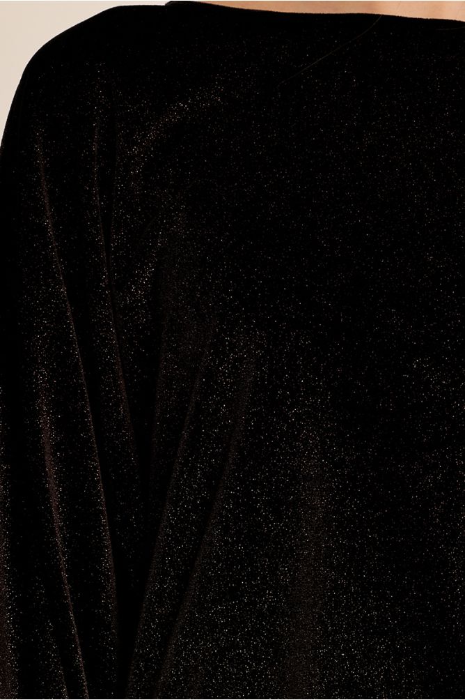 Long-sleeved top, open at the back