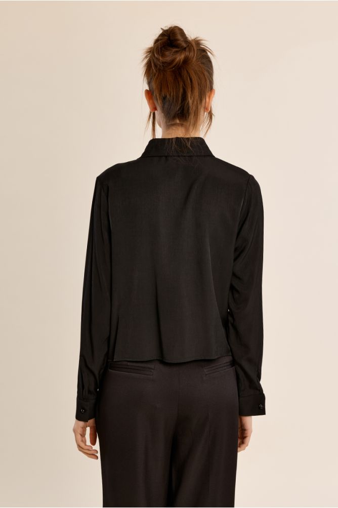 Short embroidered shirt