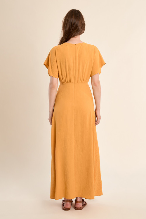 Vestido largo, de manga corta mariposa.