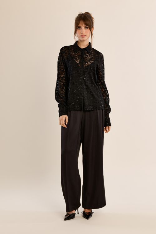 Chemise en dentelle transparente